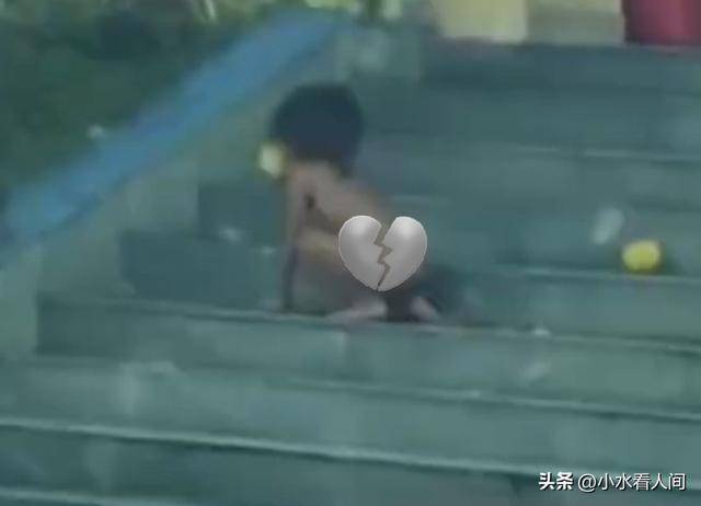 野人小孩母亲衣着暴露不穿完整衣服极端自然教养引争议(图1)