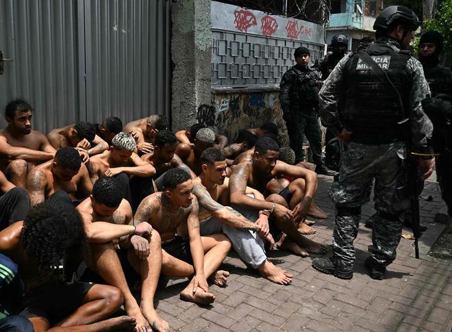 巴西最致命反毒行动：2500名警察围剿121人死亡毒贩无人机扔炸弹头号头目逃脱(图8)
