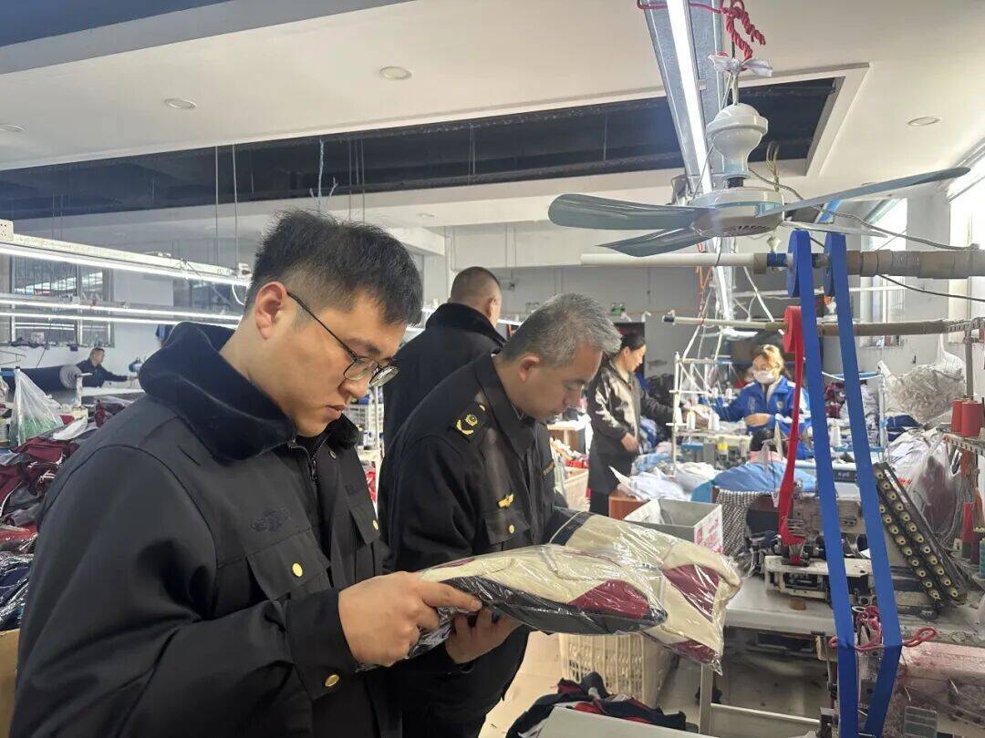 滨州市滨城区市场监管局开展校服专项检查筑牢校园着装安全防线(图2)