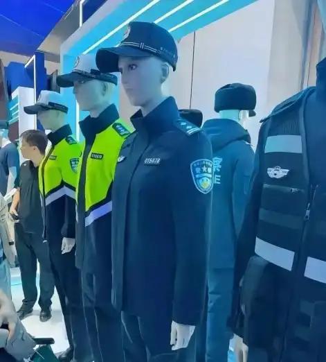 突发特讯！经党中央、国务院批准2025式新警服正式上线了(图2)