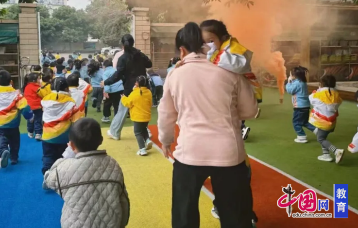 乐山市中区棉竹幼儿园、城北小学联合消防演练超燃来袭(图1)